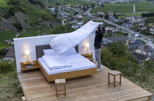 Hotel unik bernama Null Stern Hotel di Swiss tidak memiliki atap dan dinding. Foto: Repro Reuters.