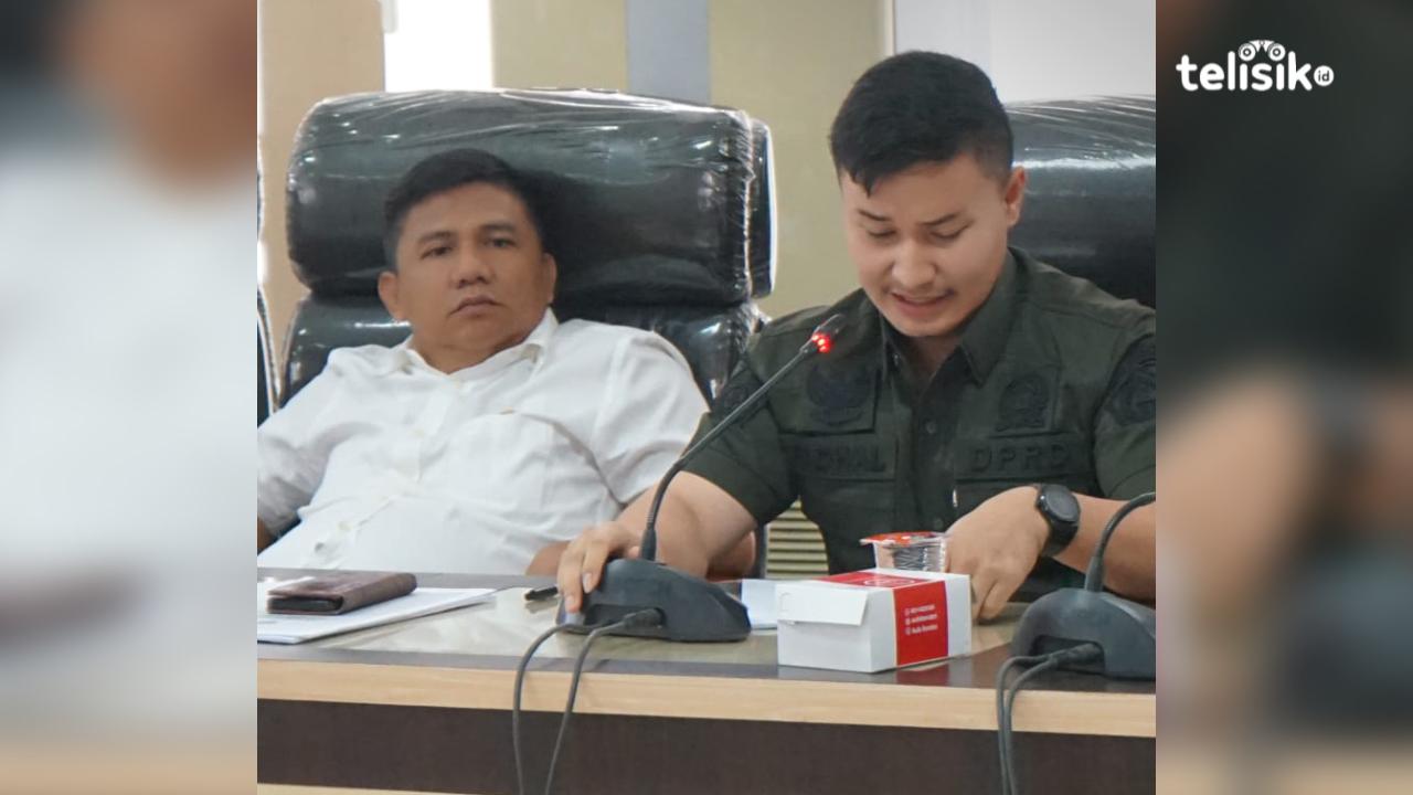 Anggota DPRD Kota Kendari, Fadhal Rahmat (kanan), memberi keterangan kepada awak media usai videonya viral mengisap vape saat rapat, Selasa (1/7/2025). Foto: Laode Idris Syaputra/Telisik