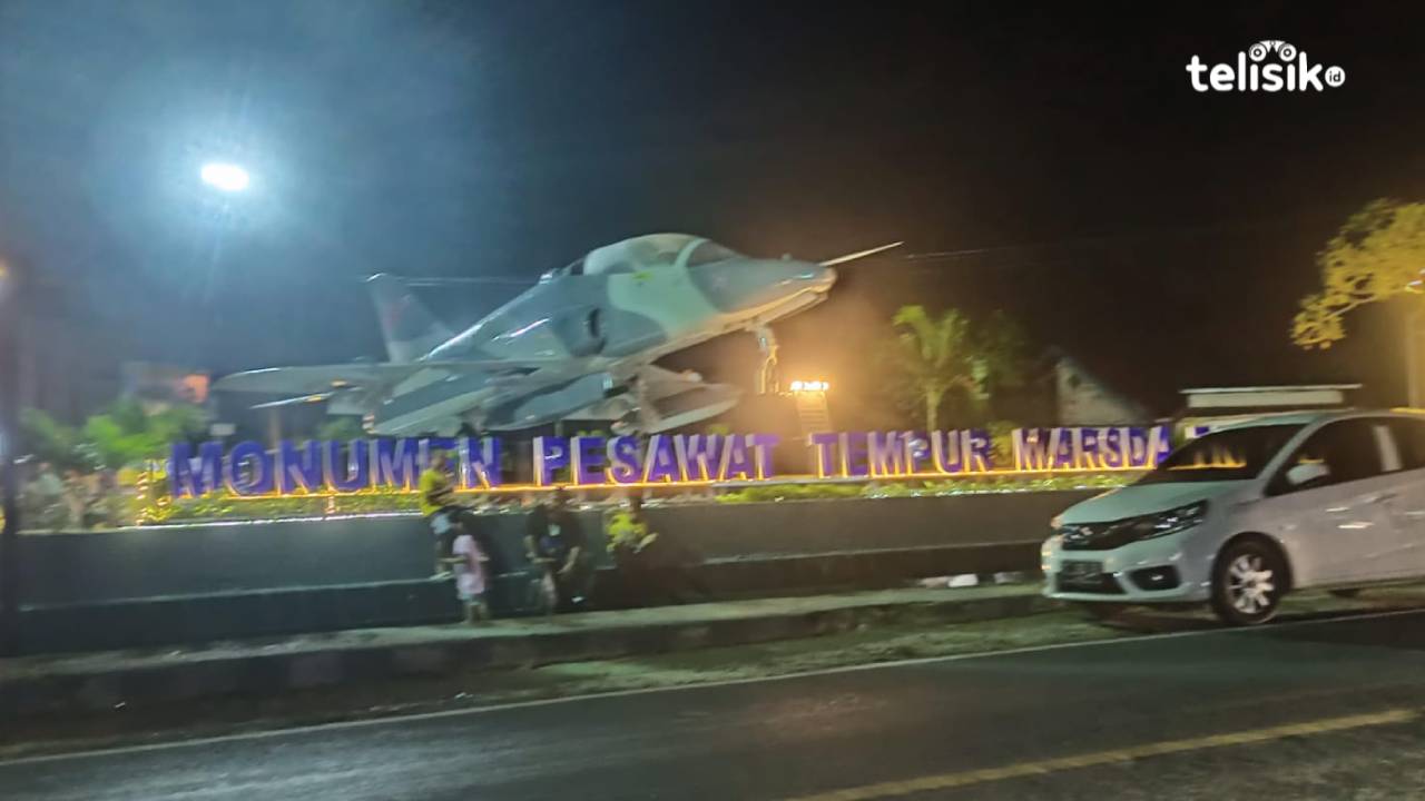 Monumen pesawat tempur di Taman Segi Tiga Kota Raha, Kabupaten Muna. Foto: Ahmad Jaelani/Telisik.