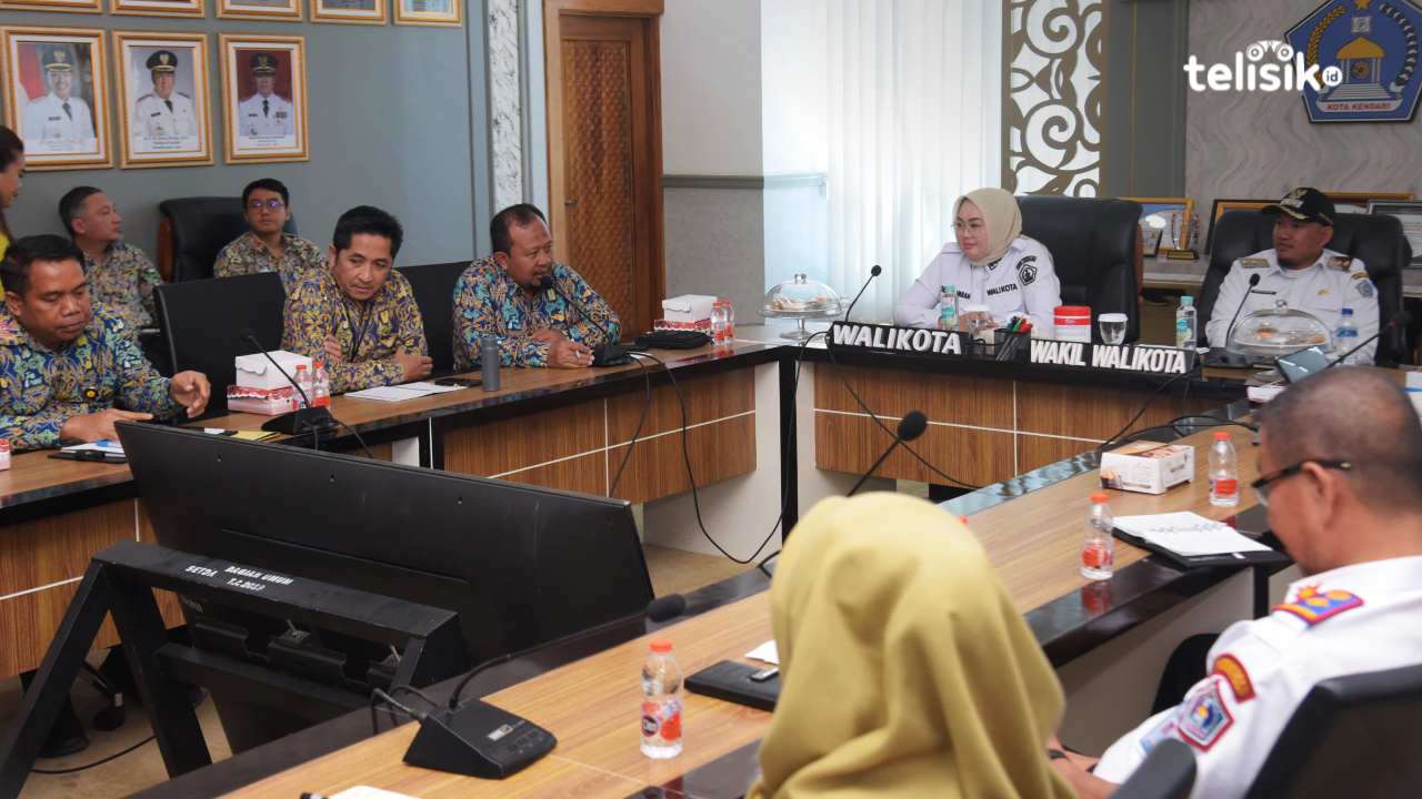 Rapat koordinasi Wali Kota Kendari, Siska Karina Imran, dengan Balai Perhubungan serta Satuan Kerja Pelaksana Prasarana Strategis yang menangani pembangunan sekolah rakyat dan balai gizi, Senin (25/8/2025), di kantor Wali Kota Kendari. Foto: Gede Suyana S