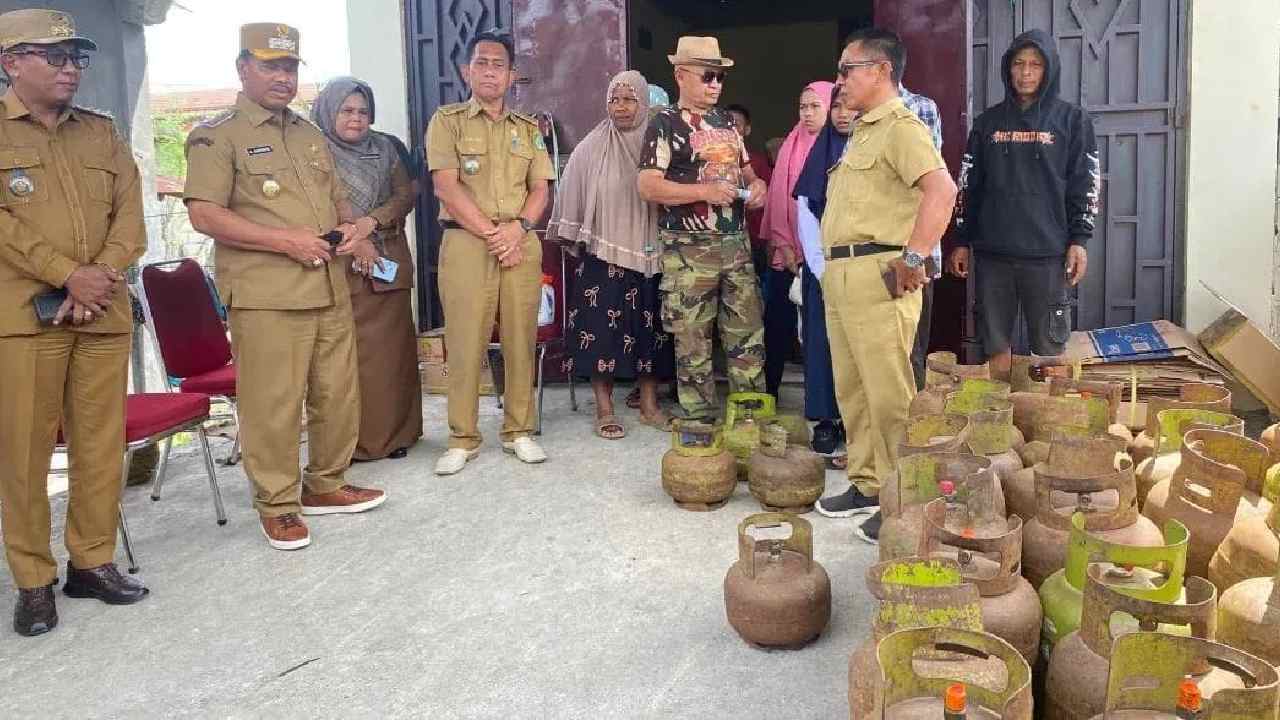Wakil Bupati Kolaka Utara, Jumarding  (dua dari kiri), memantau operasi pasar gas elpiji 3 kg di Kota Lasusua, Selasa (26/8/2025). Foto: Diskominfo Kolaka Utara