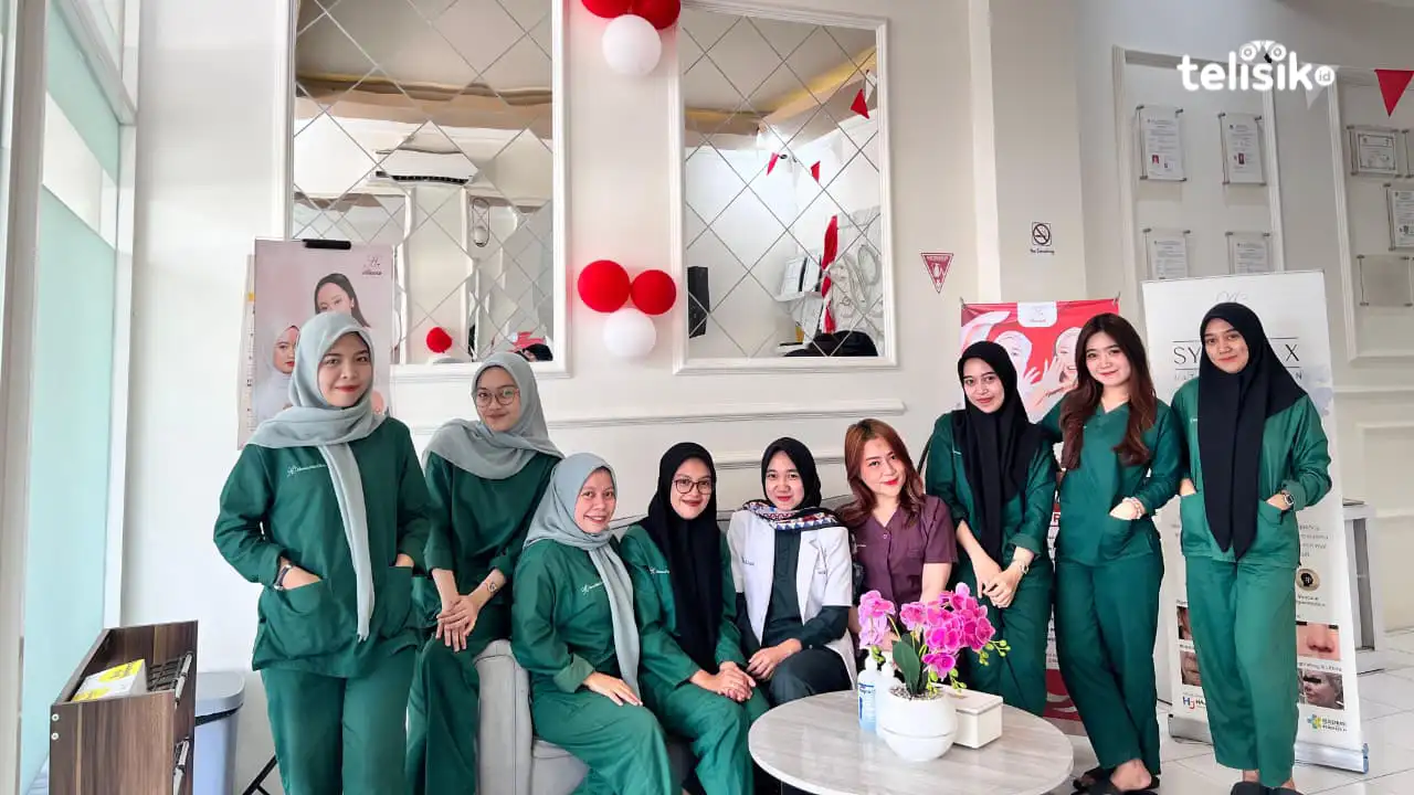 Tim Aleena Skin Clinic Kendari berfoto bersama di area kantor sebagai wujud kebersamaan dan antusiasme dalam memberikan pelayanan optimal kepada masyarakat. Foto: Abdul Jabaru Hidi/Telisik.