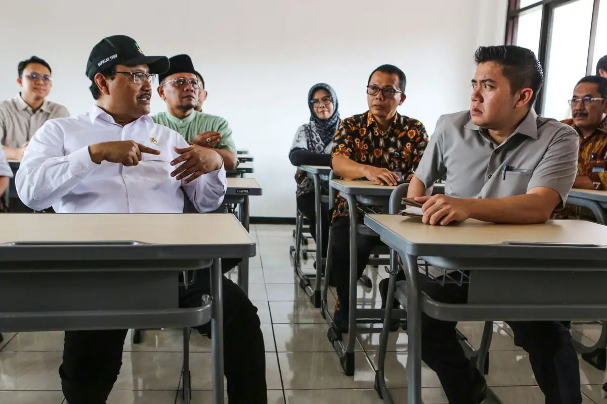 Menteri Sosial Saifullah Yusuf (kiri) berbincang dengan Seskab Teddy Indra Wijaya (kanan) saat meninjau ruang kelas Sekolah Rakyat. Foto: Repro Antara.