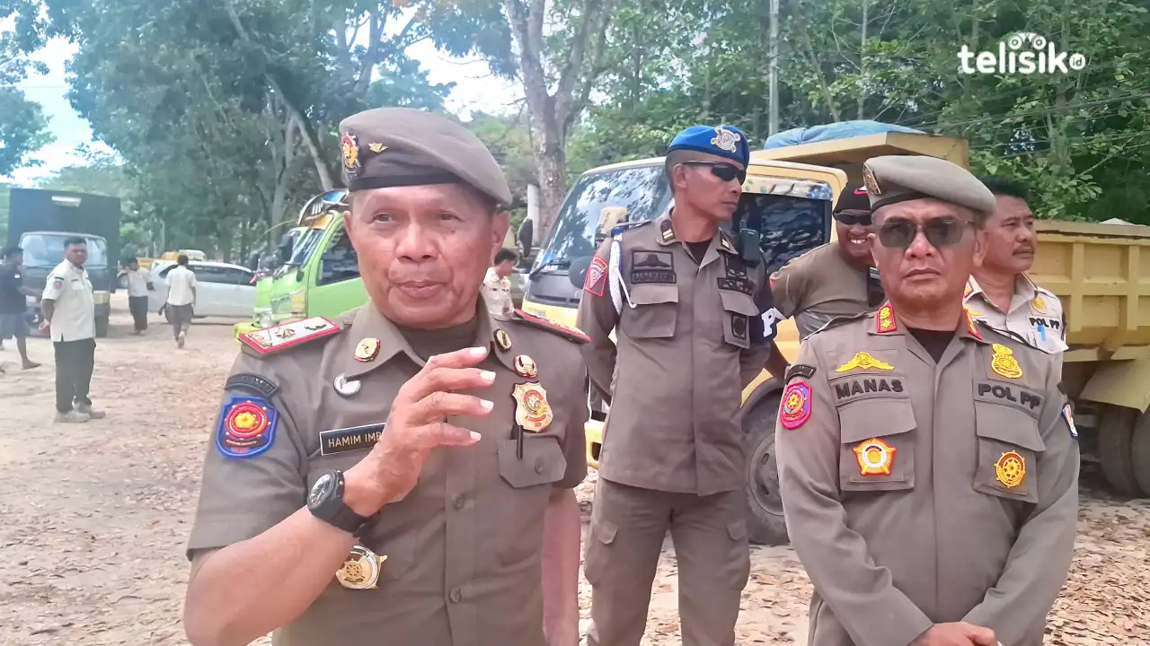 Para personel Satpol PP Sultra dan Kota Kendari saat penertiban lapak PKL  di sekitar Kantor Gubernur Sultra, Rabu (6/8/2025). Foto: Erni Yanti/Telisik