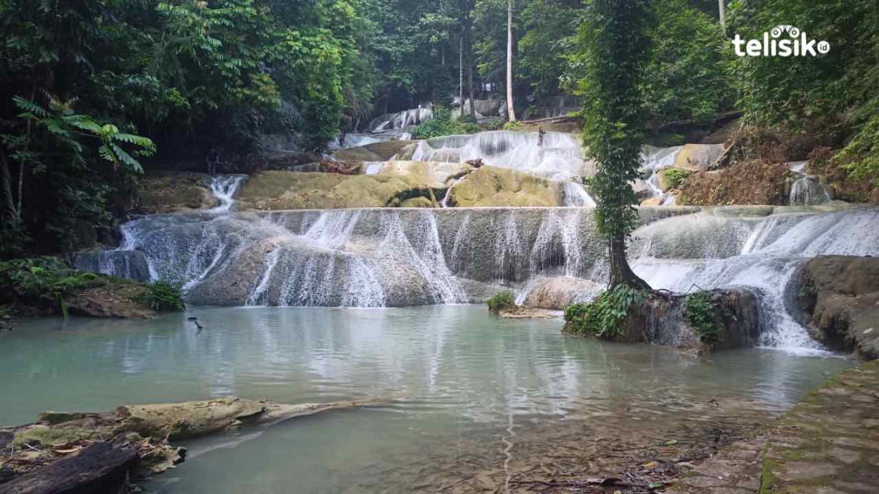 Air Terjun Moramo hadir dengan tujuh tingkatan memukau dan suasana alami. Foto: Ahmad Jaelani/Telisik