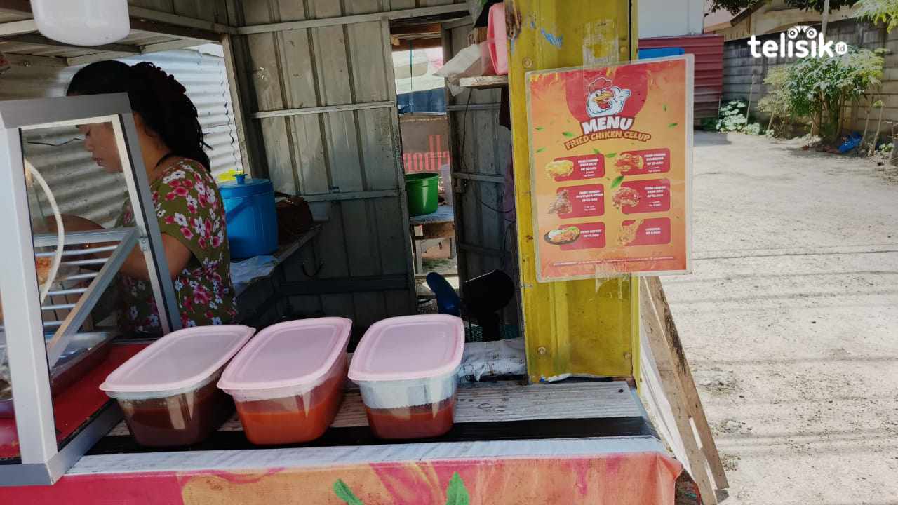 Bisnis ayam goreng dengan inovasi terbaru di Kota Kendari yaitu Fried Chiken Celup, foto: Gede Suyana Sriski/Telisik