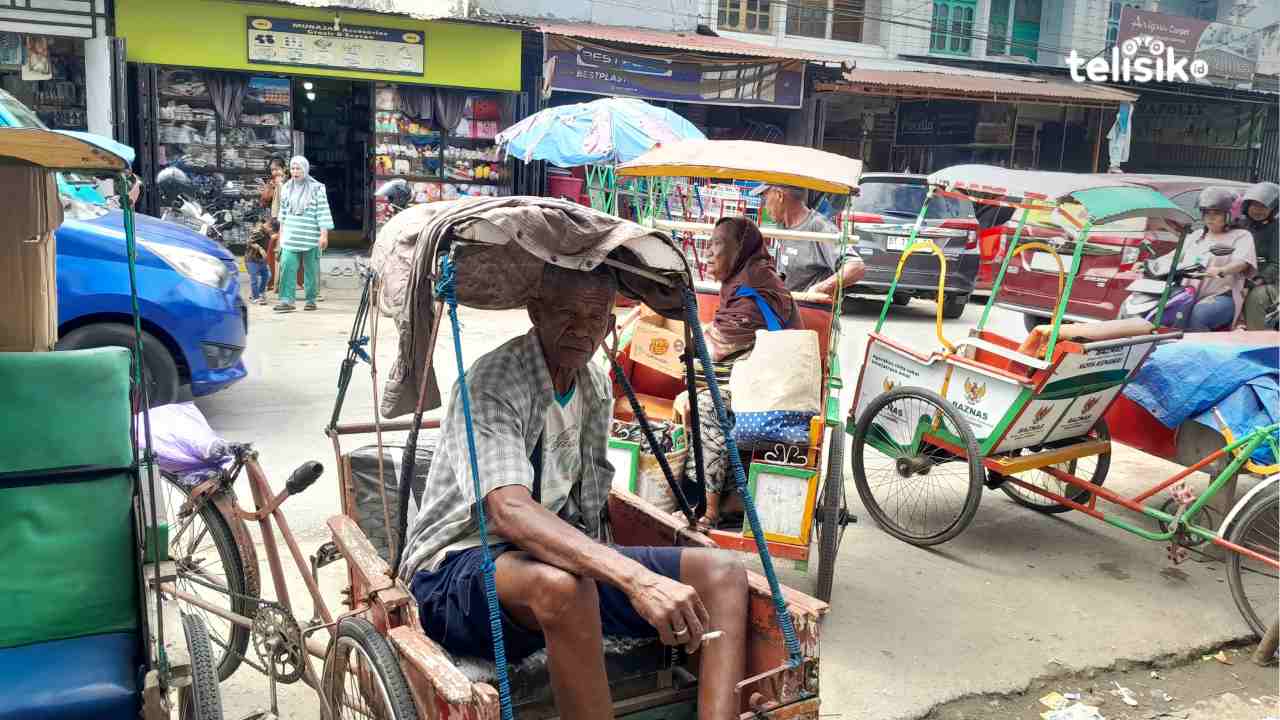 Lanidu sedang mangkal di depan Pasar Basah Mandonga menunggu penumpang. Foto: Niken Ayu Anjani/Telisik