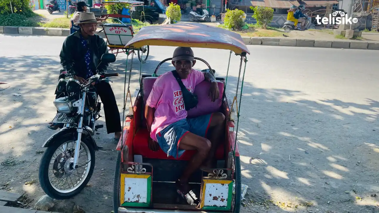 Taefa, tukang becak di Kota Kendari, tengah beristirahat di atas becaknya di kawasan Pasar Sentral Kota, Selasa (5/8/2025). Foto: Haikal/Telisik.