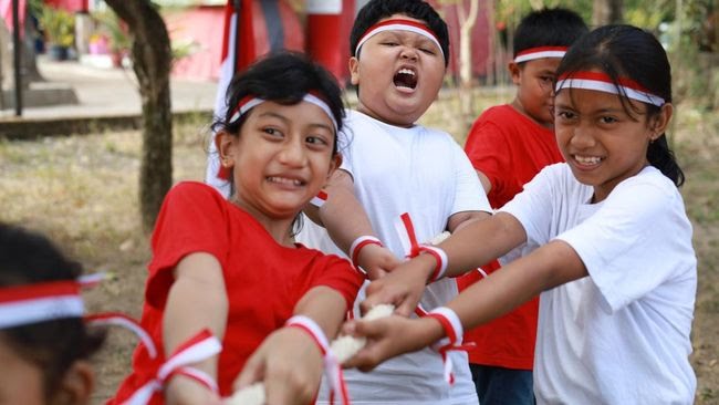 Anak-anak memeriahkan HUT RI dengan lomba tarik tambang. Foto: Repro Getty Images.