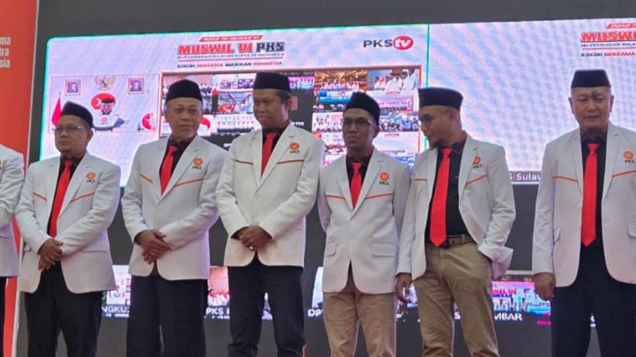 Jejeran pengurus Majelis Pertimbangan Wilayah, Dewan Pengurus Wilayah dan Dewan Syariah Wilayah  PKS Sultra saat dilantik bersama pengurus PKS se- Indonesia. Foto: Ist.