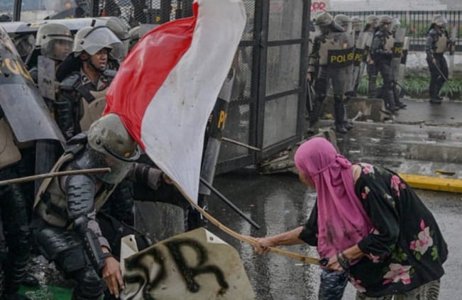 Detik-detik emak-emak berkerudung pink hadapi aparat di depan Kantor DPR RI. Foto: Repro Ftnews.