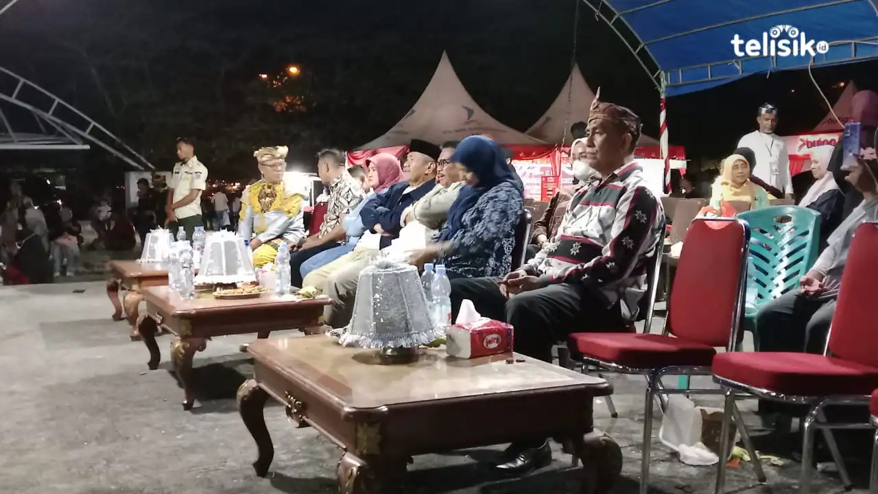 Bupati Muna, Bachrun Labuta bersama Wabup, La Ode Asrafil Ndoasa saat menonton pertunjukan Rambi Wuna. Foto: Sunaryo/Telisik.
