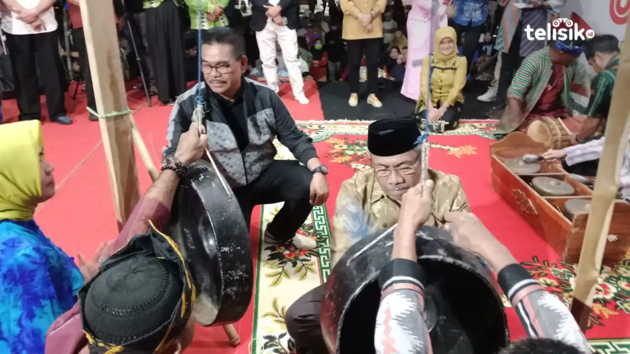 Bupati Muna, Bachrun Labuta bersama Wabup, La Ode Asrafil Ndoasa saat memaikan musik tradisional Rambi Wuna. Foto: Sunaryo/Telisik.