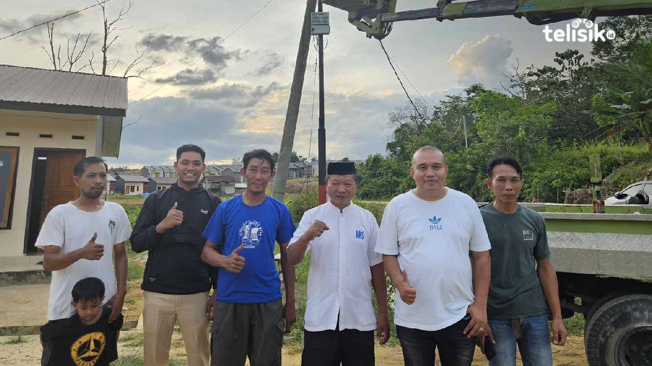 Zulham Damu bersama warga BTN Graha Teratai Indah 3, Kelurahan Anawai. Foto: Ana Pratiwi/Telisik