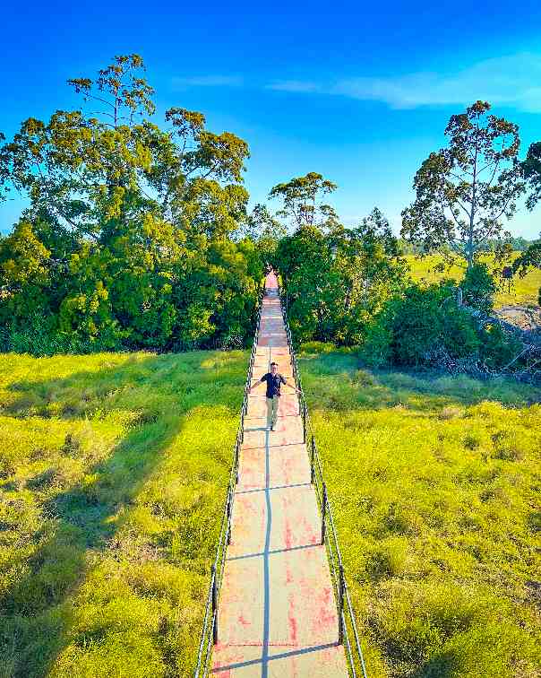 Influencer Wisata di Sulawesi Tenggara, Ilham Bagiro saat mengunjungi Rawa Aopa Watumohai. Foto: Ilham Bagiro