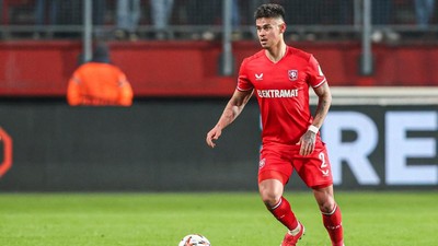 Mees Hilgers digadang-gadang akan bergabung dengan klub Premier League Crystal Palace. Foto: Repro FC Twente.