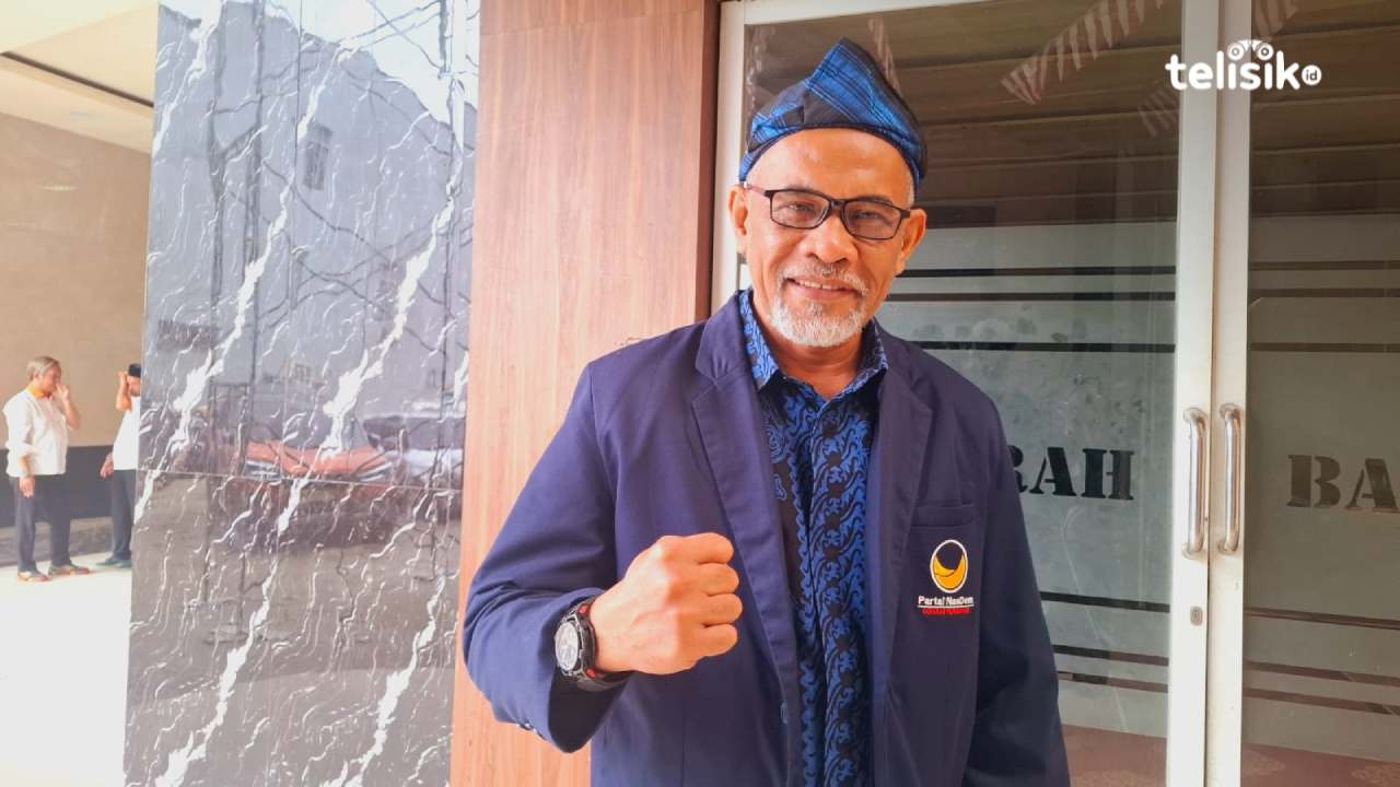 Sekretaris DPW NasDem Sulawesi Tenggara, Tahir Lakimi, saat diwawancarai di salah kegiatan di Kendari, Minggu (24/8/2025). Foto: Erni Yanti/Telisik