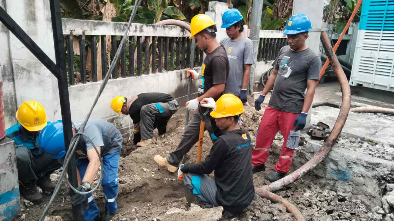 PLN ULP Wangi-Wangi bersama PLN Nusa Daya (PLTD Tomia) dan UP2D DCC Baubay melakukan perbaikan instalasi hingga pergantian material, Rabu (27/8/2025). Foto: Dian