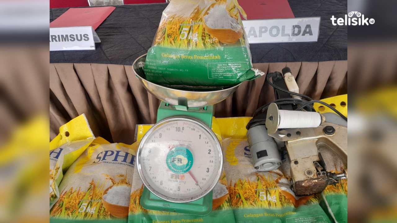 Puluhan karung beras merek SPHP dengan isi tidak sesuai label diamankan Ditreskrimsus Polda Sultra. Foto: R. Anugrah/Telisik
