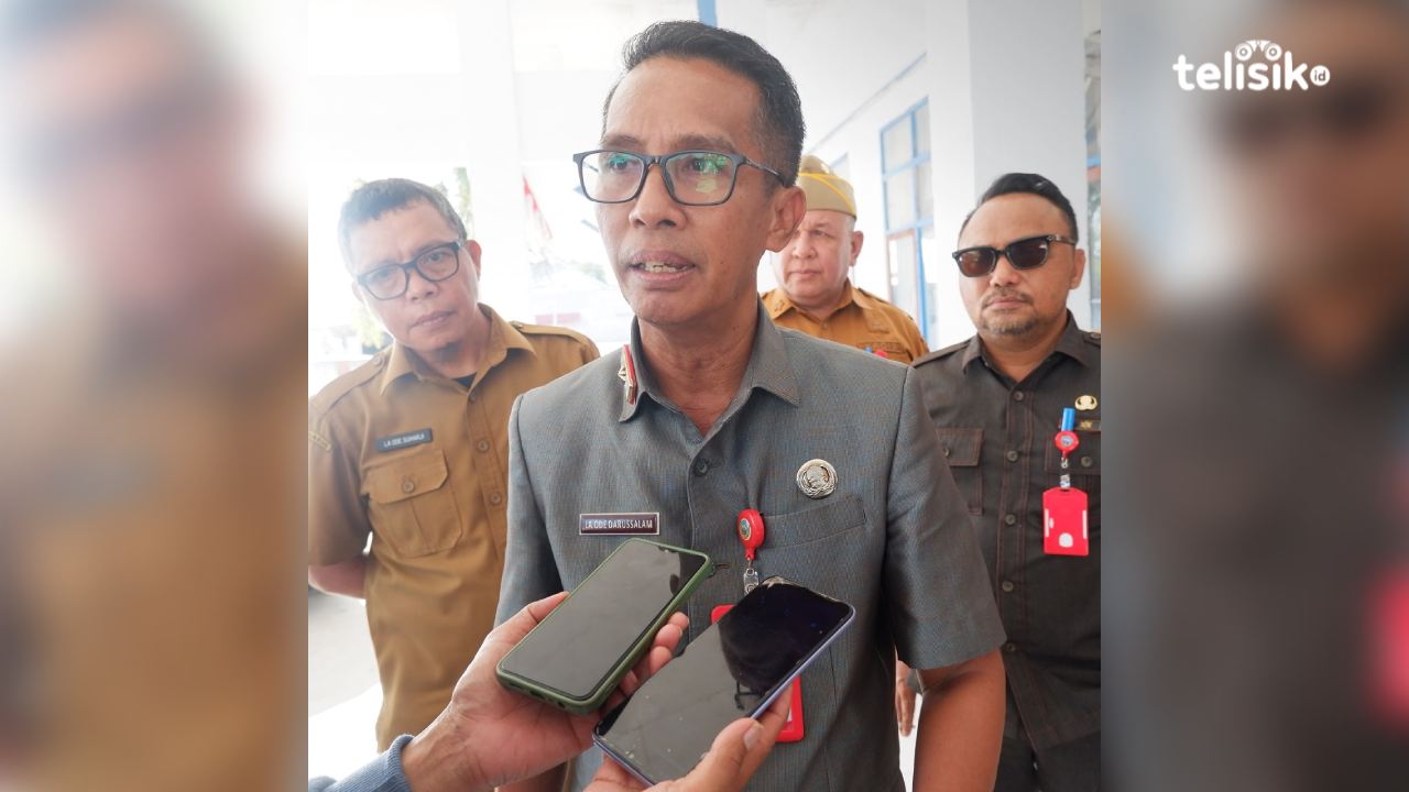 Penjabat (Pj) Sekretaris Daerah Buton Selatan, La Ode Darussalam, saat dikonfirmasi awak media perihal SK Nomor 40, Senin (11/8/2025). Foto: Ali Iskandar Majid/telisik