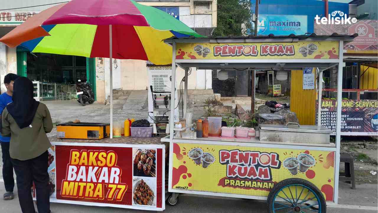 Umar sedang menyiapkan jualannya dan menunggu para pembeli. Foto: Ulfah Istiqimah/Telisik