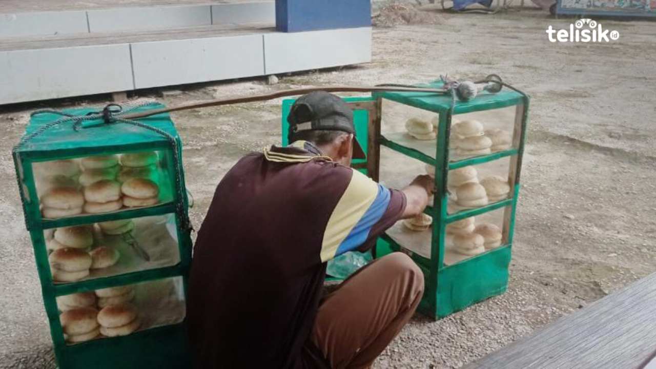 Abdul seorang penjual roti yang harus berkeliling setiap harinya mulai tempat tinggalnya di tanukila sampai di andonohu, foto: Gede Suyana Sriski/telisik