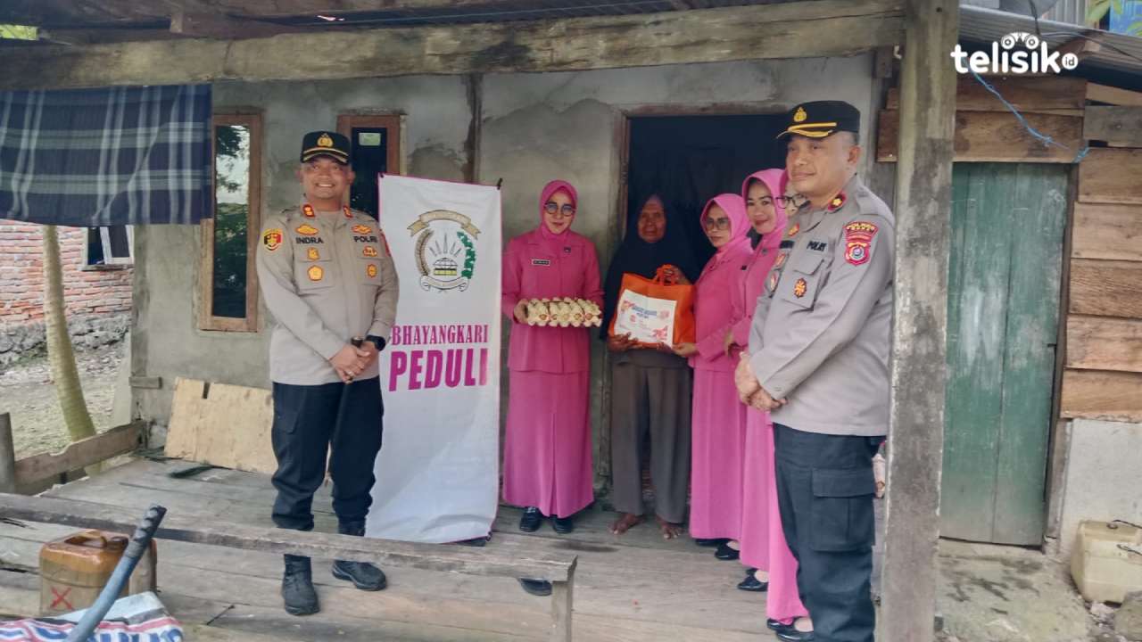Kapolres Muna, AKPB Indra Sandy Purnama Sakti, bersama Wakapolres Kompol Aslim dan pengurus Bhayangkari menyerahkan bantuan sembako, Jumat (15/8/2025). Foto : Sunaryo/Telisik