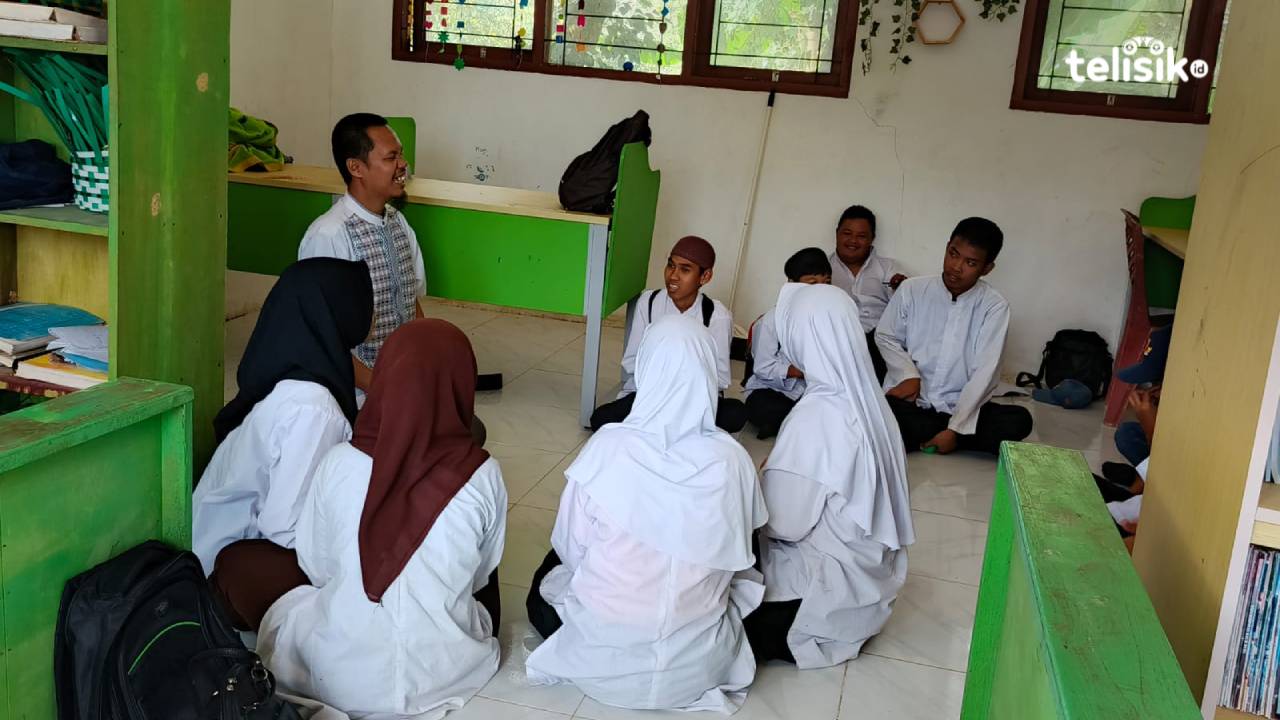 Seorang guru, Sujono dengan semangat pegabdiannya memberikan ilmu kepada siswa yang berkebutuhan khusus di SLB Kusuma Bangsa. Foto: Gede Suyana Sriski/Telisik.