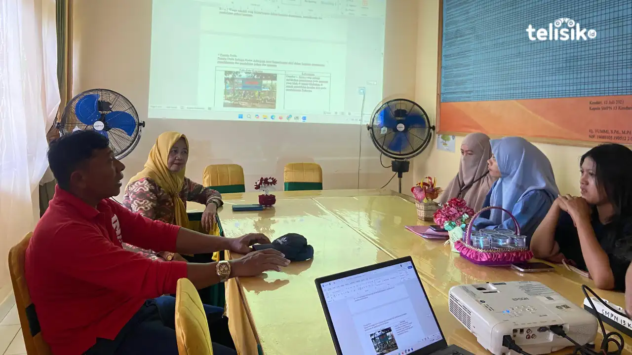 Kepala sekolah dan guru SMPN 13  Kendari saat melakukan pembinaan dokumen oleh DLH Kota Kendari. Foto: Ana Pratiwi/Telisik.