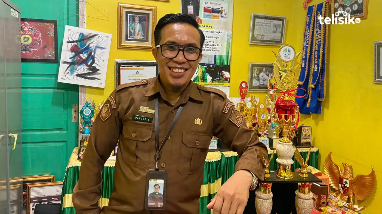 Pak Oji, guru IPA SMP Negeri 1 Kendari. Foto: Ana Pratiwi/Telisik.