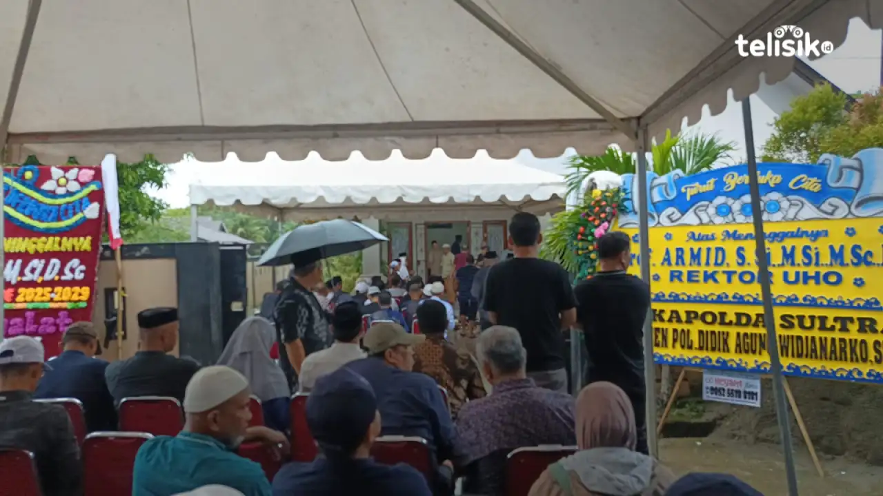 Di tengah cuaca hujan, ratusan pelayat masih terus berdatangan di kediaman Almahrum Rektor UHO, Prof Armid. Foto: Gede Suyana Sriski/Telisik.