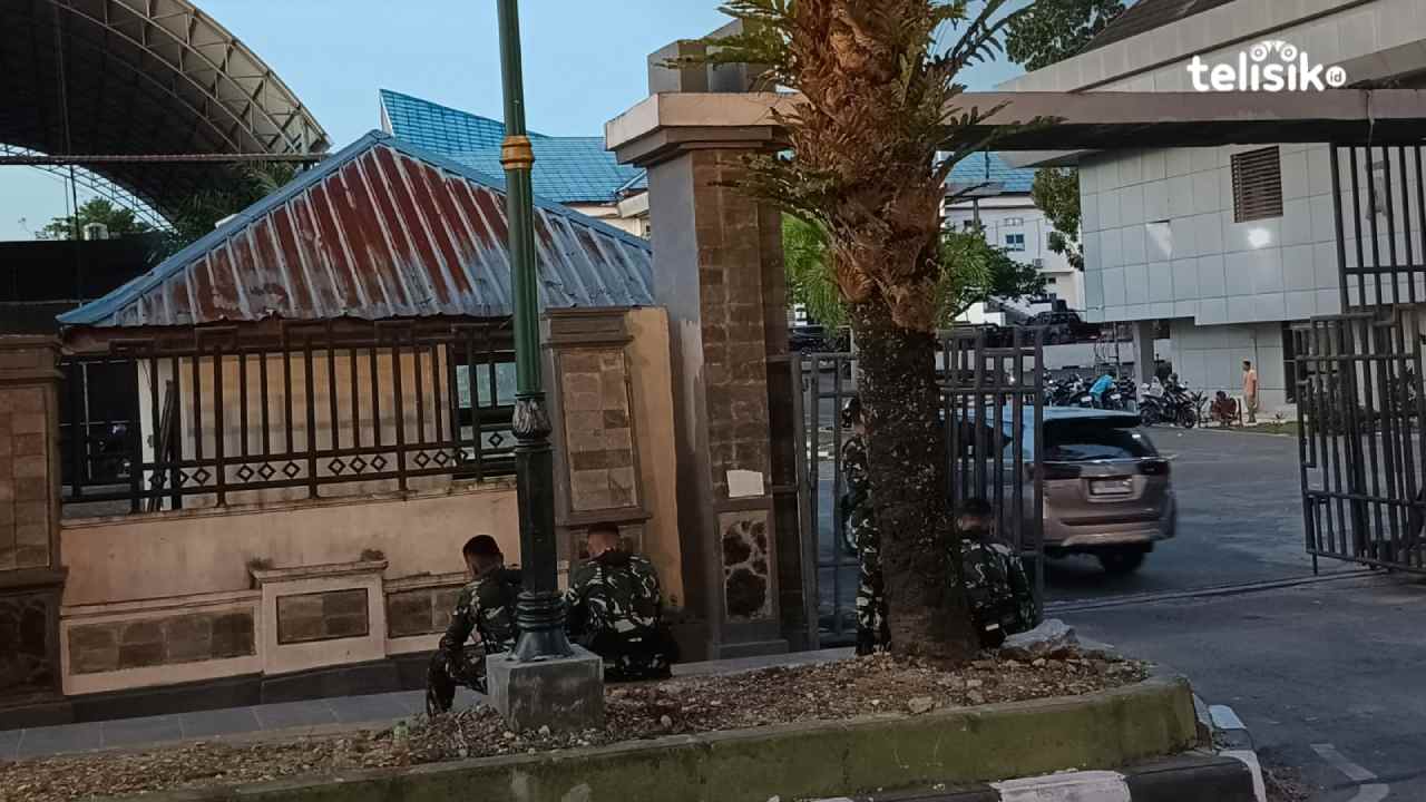 Pasukan TNI melakukan pengamanan di kantor DPRD Provinsi Sulawesi Tenggara, Foto: Gede Suyana Sriski/Telisik