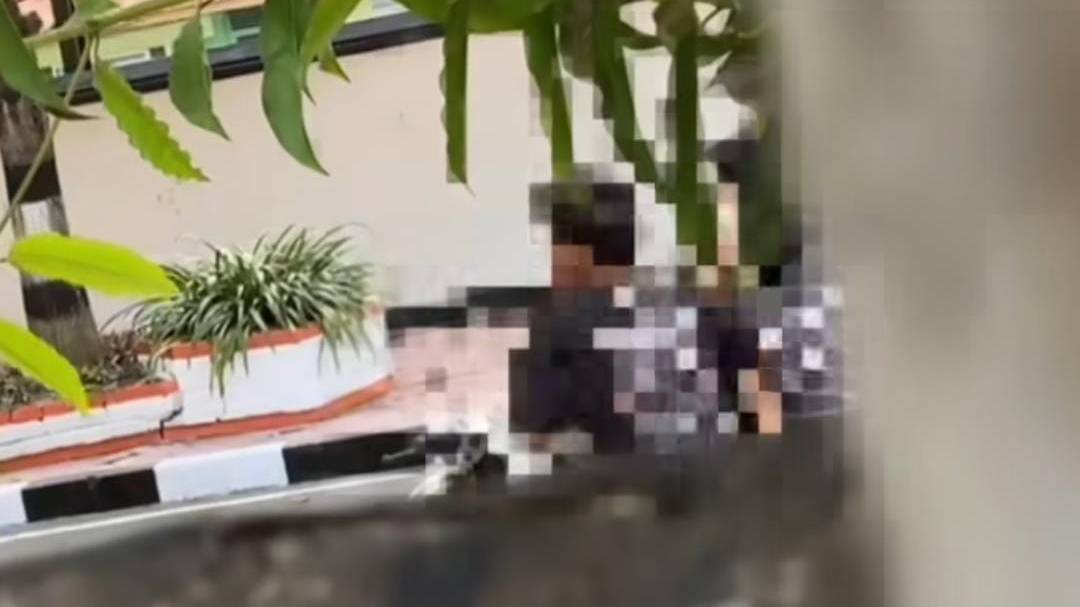 Pasangan remaja terekam mesum di halaman rumah dinas Bupati Sragen. Foto: Repro Joglosemar.