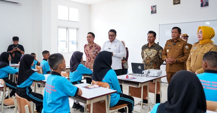 Wakil Bupati Kolaka Utara, Jumarding (berkemeja batik tengah), saat mendampingi Menteri Ekraf, Teuku Riefky Harsya, di Sentra Meohai Kendari, Selasa (26/8/2025). Foto: Ajudan Wabup.