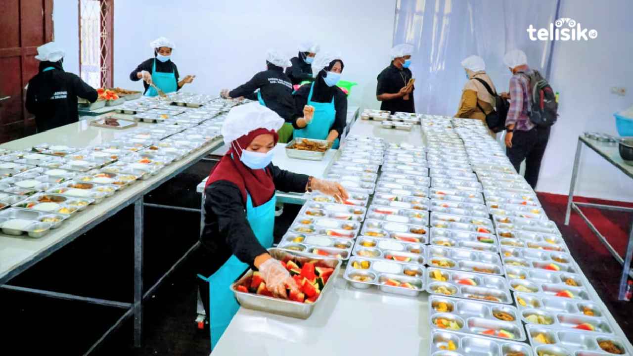 Proses pengemasan menu MBG sebelum didistribusikan ke sekolah di Kecamatan Batauga, Kabupaten Buton Selatan. Foto: Ali Iskandar Majid/telisik