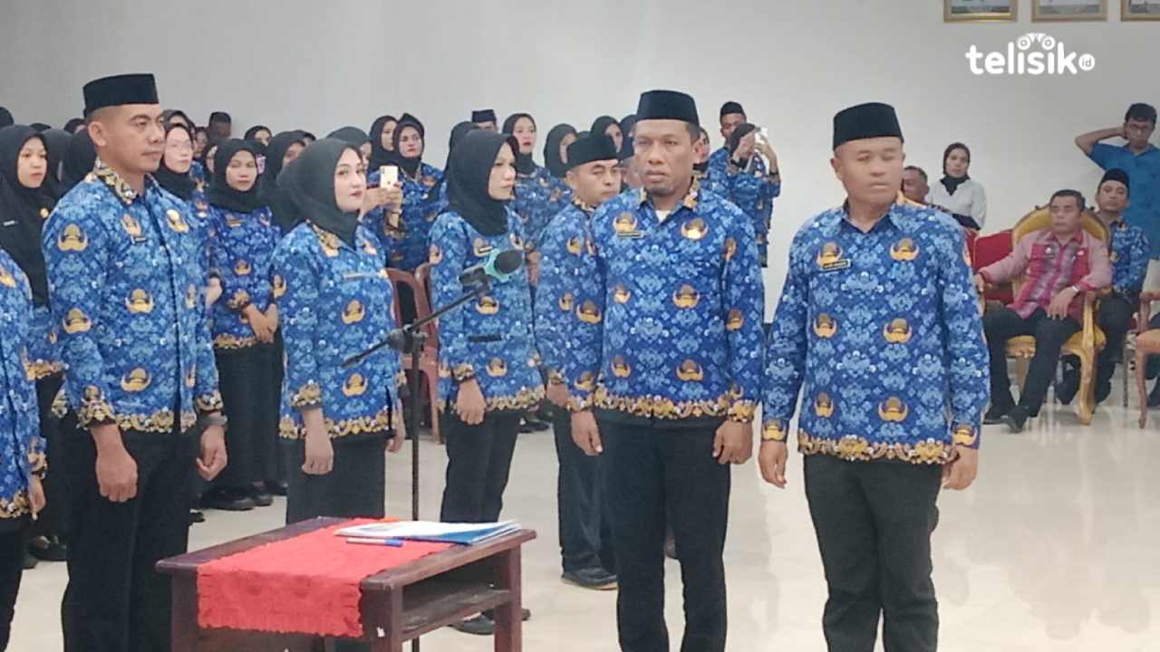 Kepala BKPSDM Muna, Hidayat Ardi Ponto mengumumkan PPPK paruh waktu. Foto : Sunaryo/Telisik