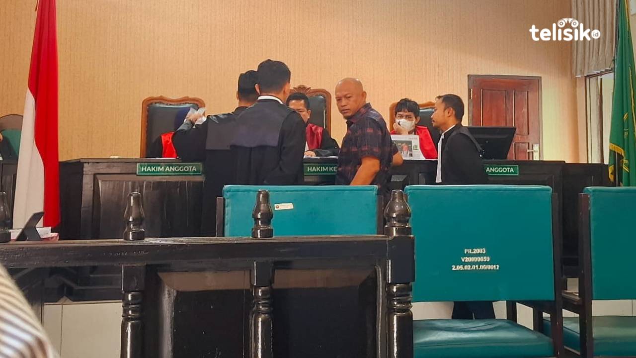 Saksi dan Jaksa Penuntut Umum memperlihatkan bukit-bukit terlapor dalam sidang gugatan dugaan ijazah palsu di PN Kendari, Senin (15/9/2025). Foto: Erni Yanti/Telisik