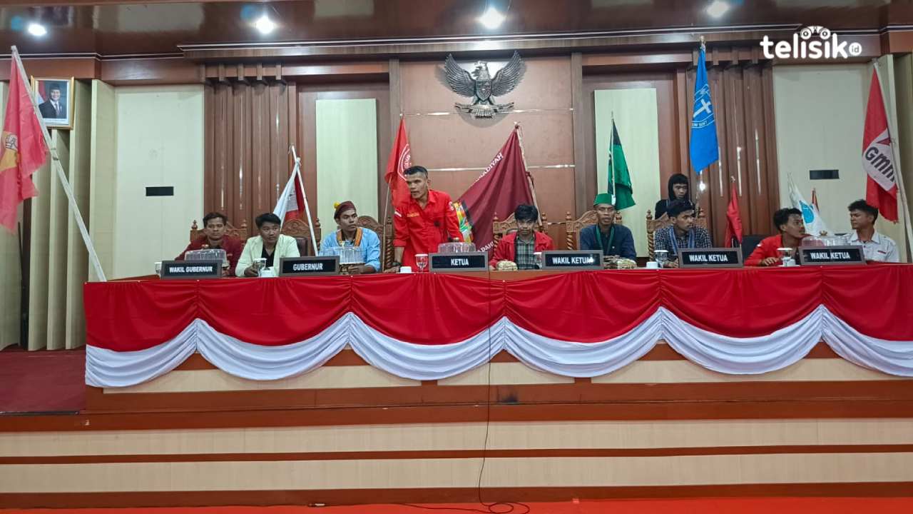 Para mahasiswa kelompok Cipayung Plus Kota Kendari saat menguasai Ruang Rapat Paripurna DPRD Provinsi Sulawesi Tenggara, Senin (15/9/2025). Foto: Gede Suyana Sriski/Telisik