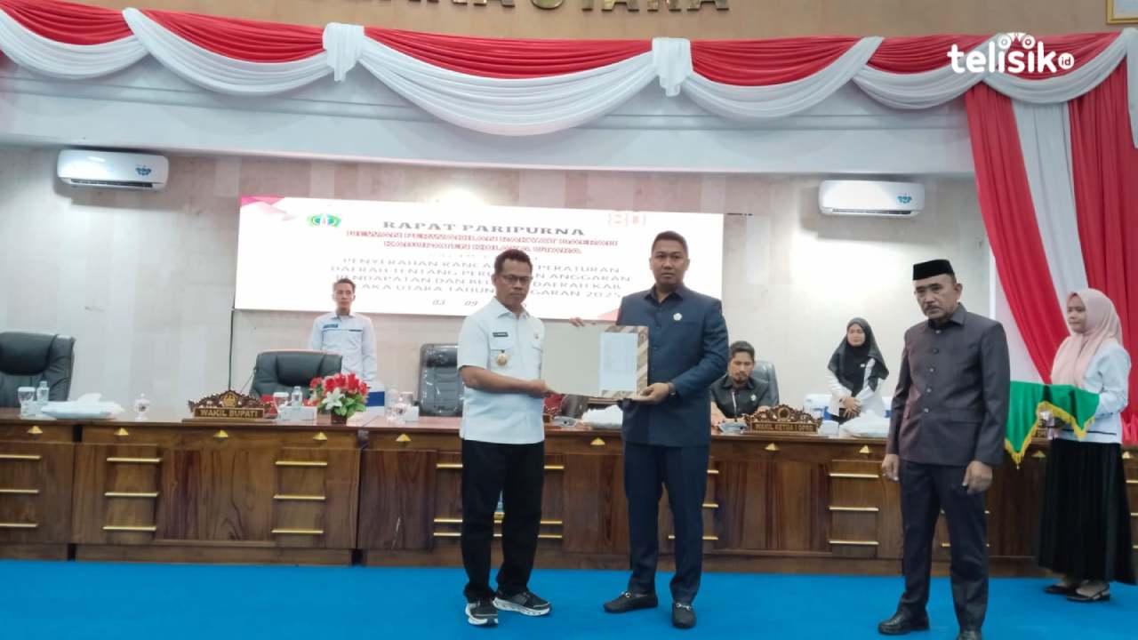 Wakil Bupati Kolaka Utara, Jumarding menyerahkan rancangan perda tentang APBD Perubahan kepada Ketua DPRD Kolaka Utara, Fitra Yudi untuk diteliti dan dibahas lebih lanjut. Foto: Muh. Risal H/Telisik