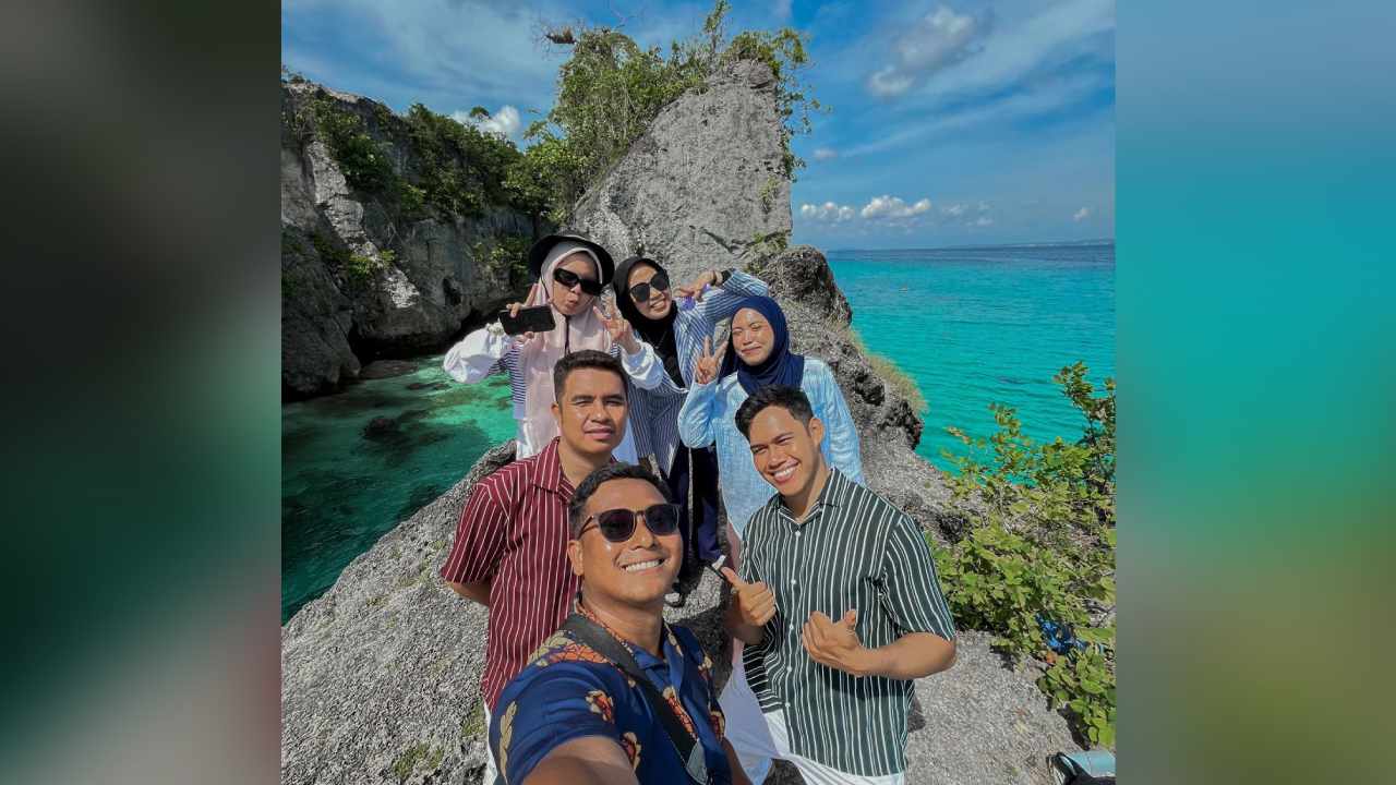 Pengunjung berpose bersama rekannya di wisata Batu Buti, destinasi bahari mirip Raja Ampat di Kota Baubau. Foto: Ist.