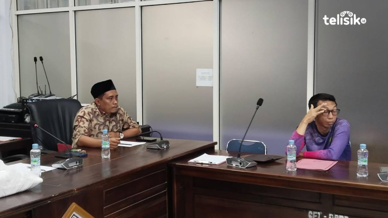 Anggota Komisi I DPRD Kolaka Utara, Muhammad Syafaat Nur (kiri), mendesak BKPSDM tanggungjawab atas tidak lolosnya 16 honorer Nakes Rumah Sakit. Foto: Muh. Risal H/Telisik.