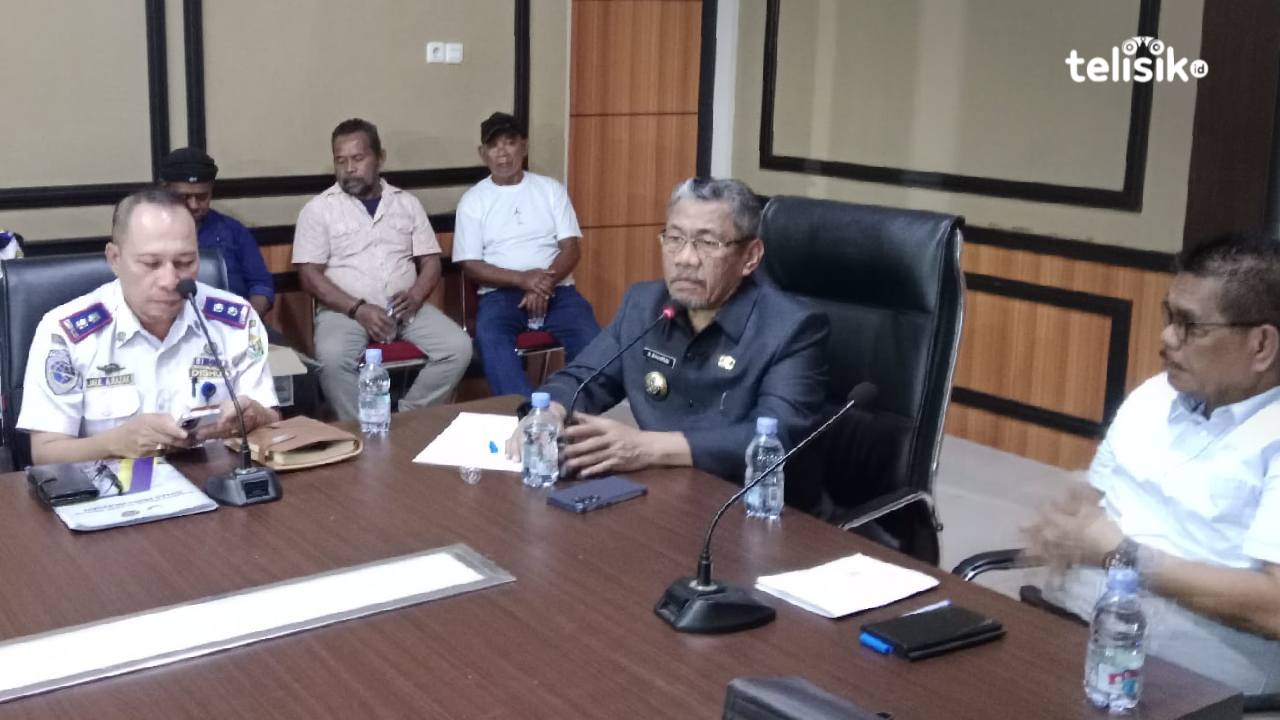  Bupati Muna, Bachrun Labuta (tengah), dan Wakil Bupati, La Ode Asrafil Ndoasa (kanan), saat rapat bersama Kabid Angkutan Pelayaran Dishub Sultra, Muhammad Jalil Alfin Razak, Selasa (23/9/2025). Foto: Sunaryo/Telisik