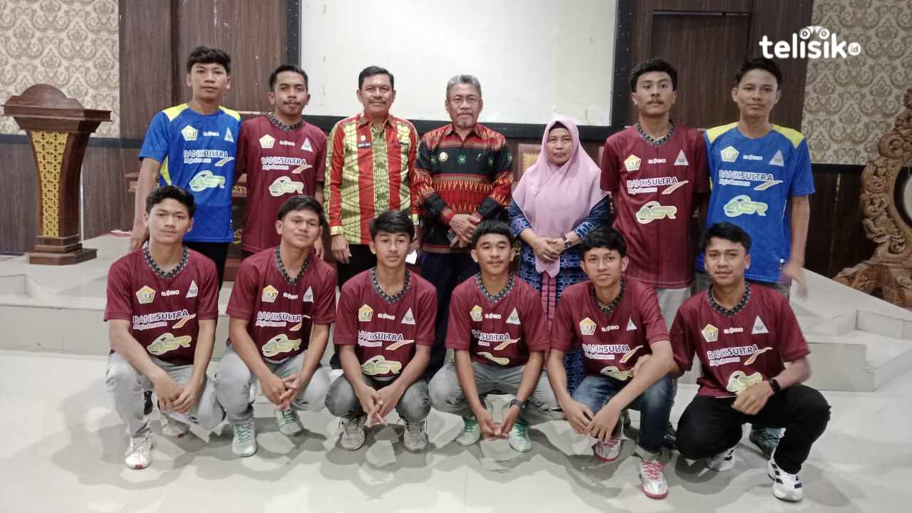 Bupati Muna, Bachrun Labuta (berdiri keempat dari kiri), didampingi Sekda, Eddy Uga, bersama tim futsal SMAN 2 Raha, Kamis (25/9/2025). Foto: Sunaryo/Telisik