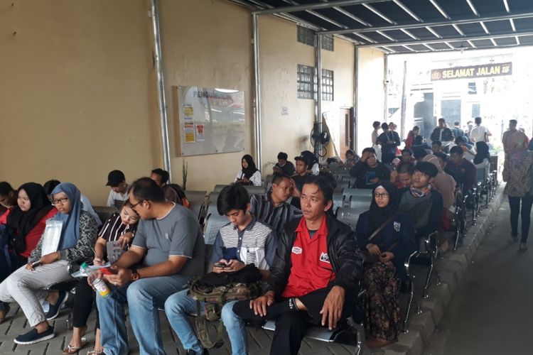 Antrean pemohon SKCK,  wajib dimasukkan dalam DRH PPPK Paruh Waktu 2025. Foto: Repro Kompas.