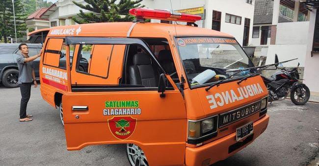 Ambulans di Kalurahan Glagaharjo, Cangkringan, Sleman, yang viral karena sirene tiba-tiba berbunyi. Foto: Repro Detik