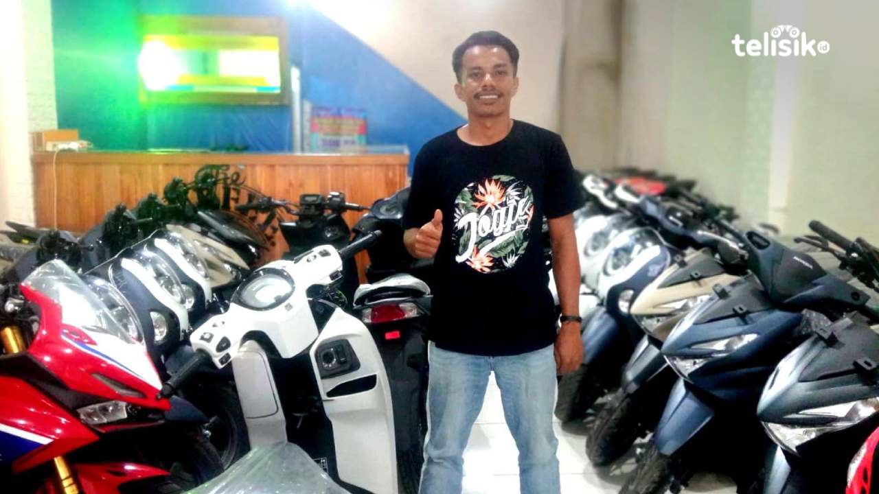 Sales marketing Daya Motor Kendari Cabang Kambu Kota Kendari. Foto: Erni Yanti/Telisik