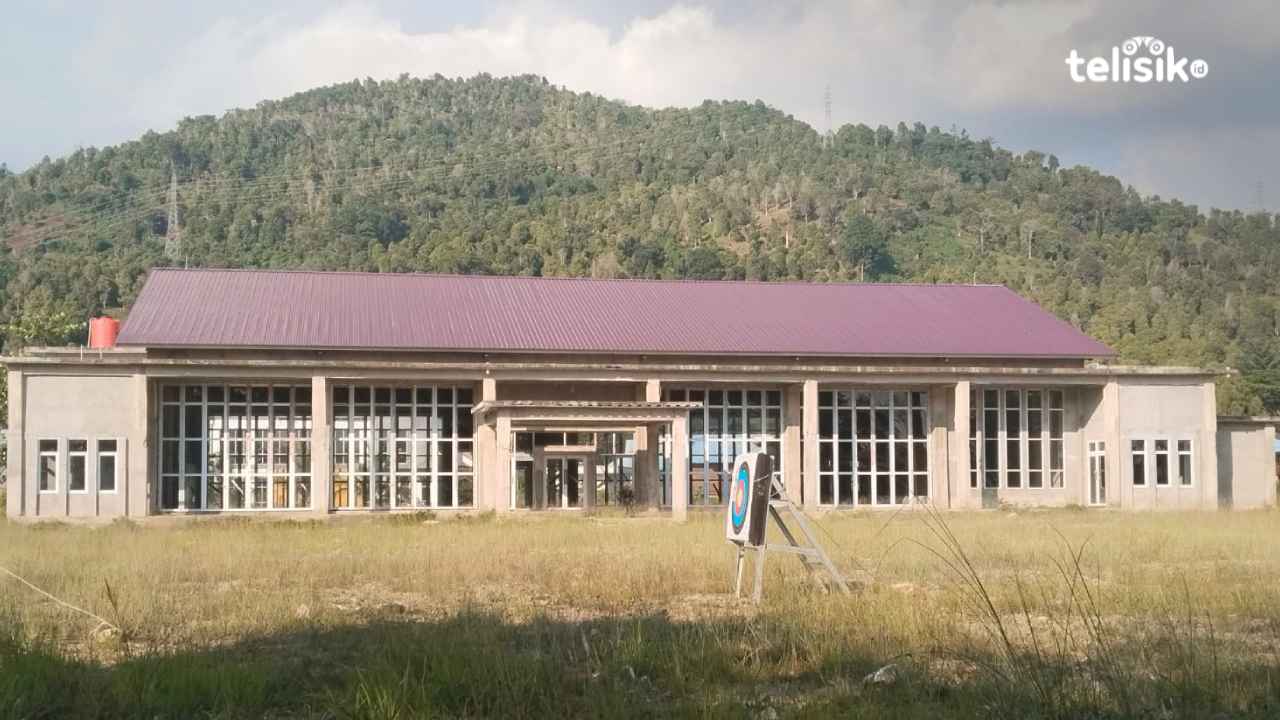 Kondisi gedung serba guna milik Pemkab Kolaka Utara saat ini yang terletak berdampingan Gedung BLK Kolaka Utara. Foto: Muh. Risal H/Telisik