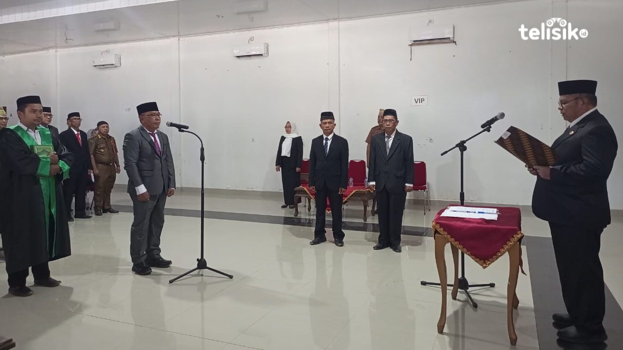 Bupati Buton Selatan, Muhammad Adios, melantik La Ode Harwanto sebagai Pj Sekda, Senin (15/9/2025). Foto: Ali Iskandar Majid/telisik