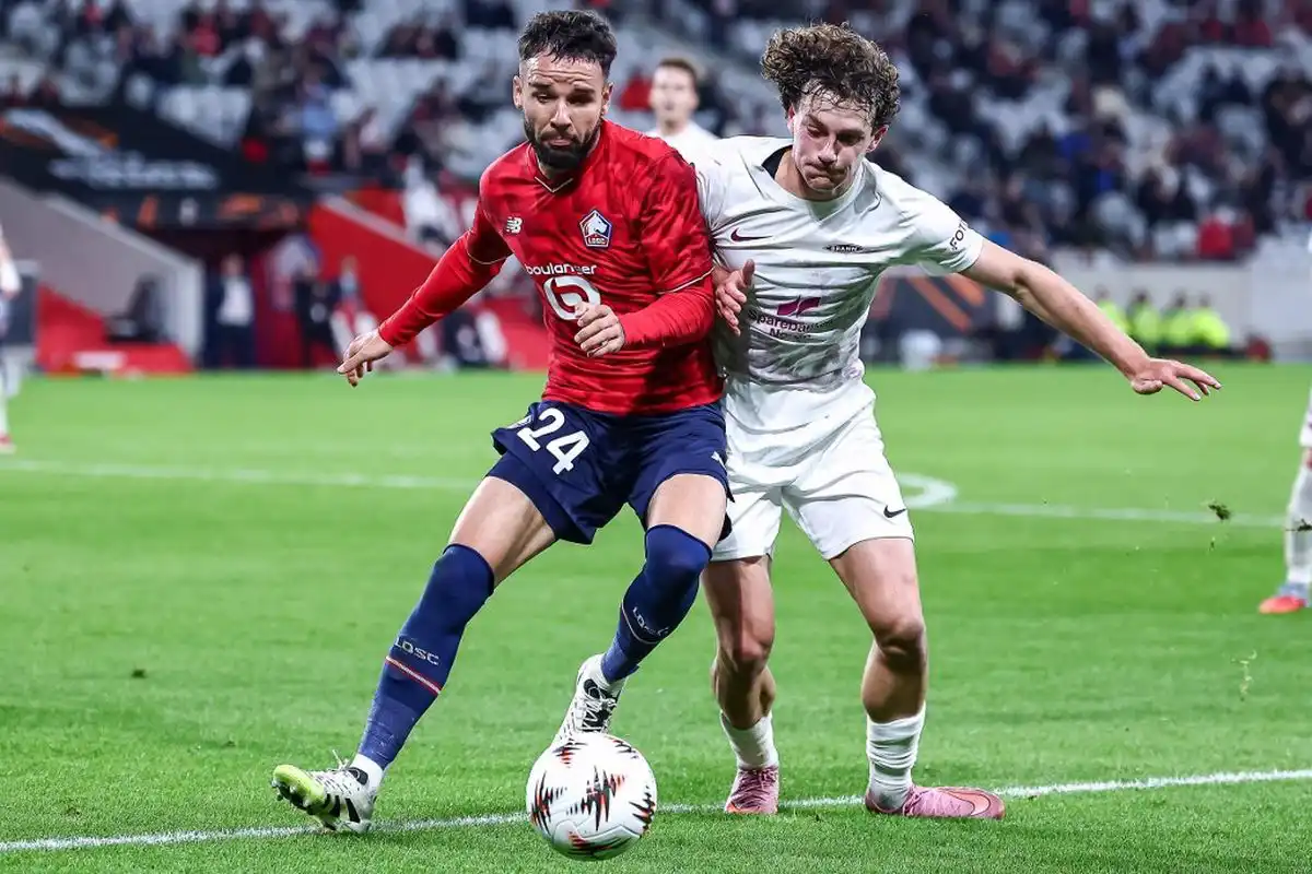 Calvin Verdonk (kiri) berebut bola dengan bek Brann dalam pertandingan putaran pertama UEFA Europa League. Foto: Repro AFP.