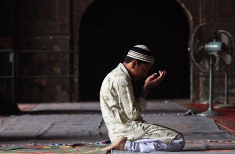 Supaya rezeki lancar dan berkah kita umat Islam awali kegiatan dengan berdoa. Foto: Repro Tarbawia.com